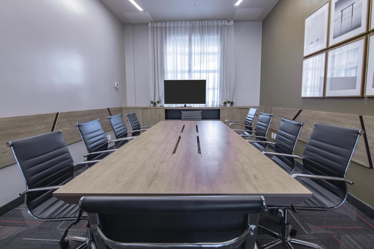 Hotel Deville Prime Porto Alegre Exterior photo A meeting room