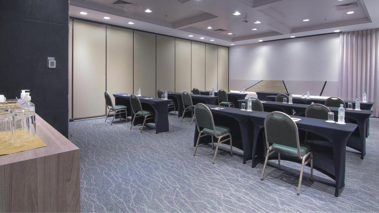 Hotel Deville Prime Porto Alegre Exterior photo A meeting room