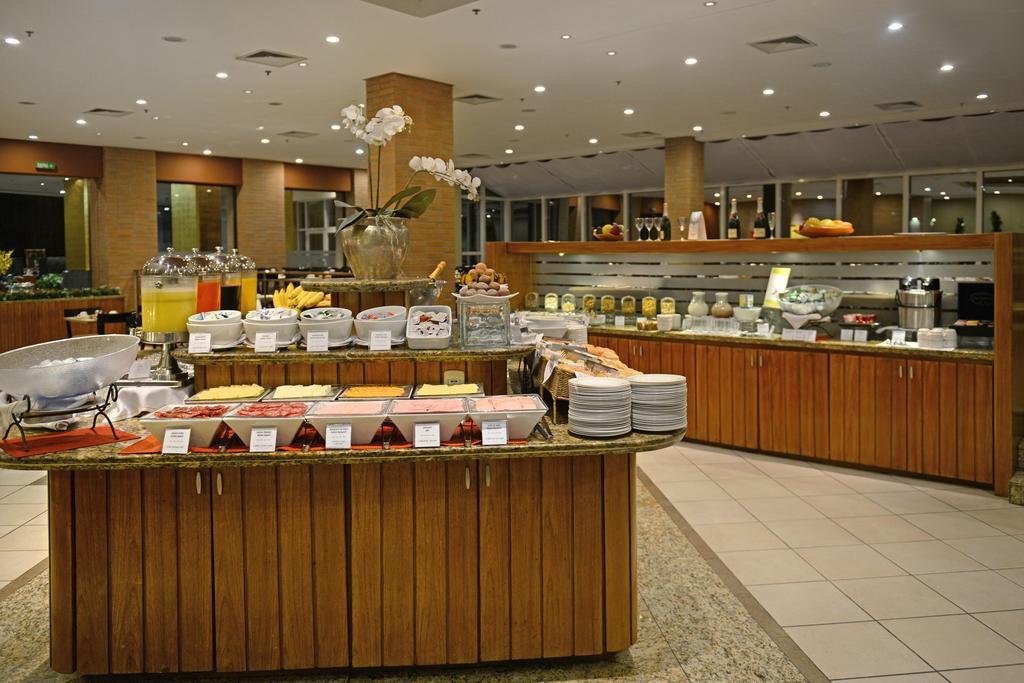 Hotel Deville Prime Porto Alegre Exterior photo A buffet at a hotel